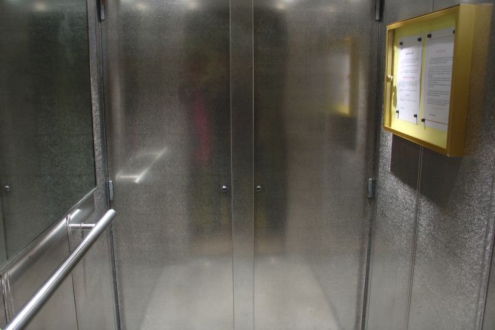 3 دلیل برای نصب آینه در آسانسور